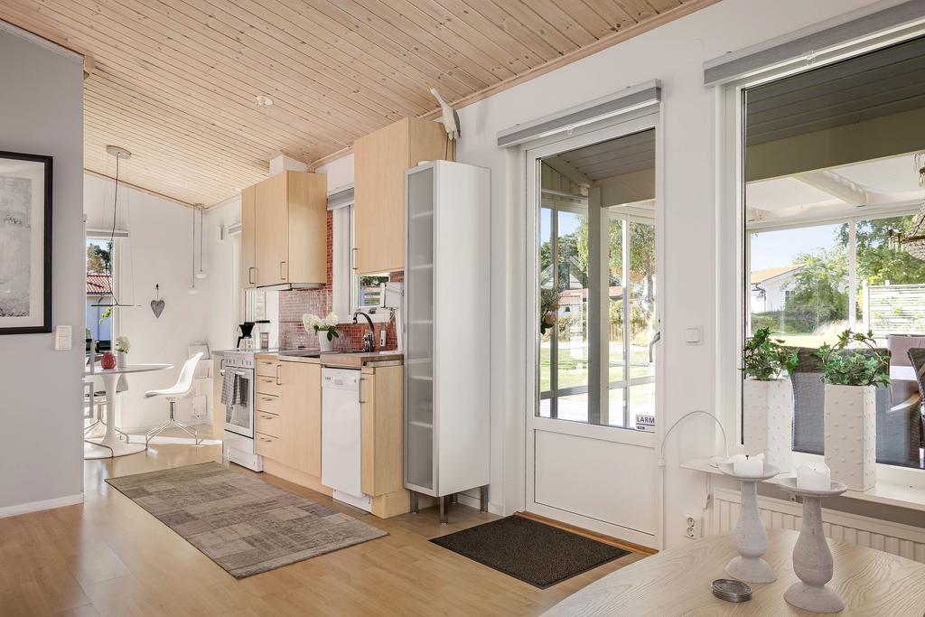 Matplats i hemtrevlig miljö med utsikt mot trädgården.