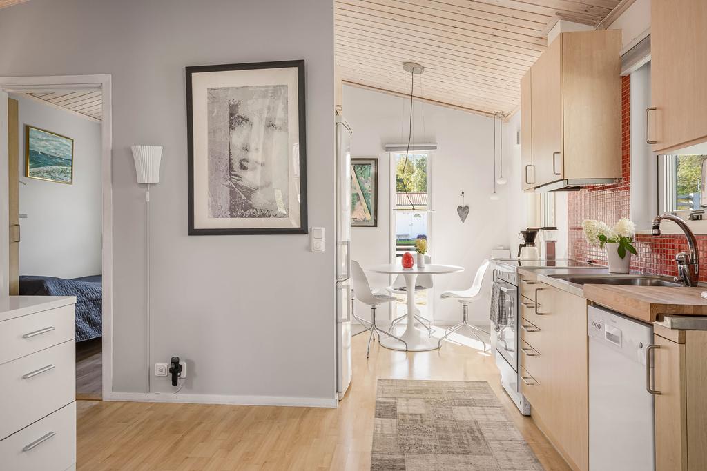 Matplats intill kök med plats för familjemåltider.