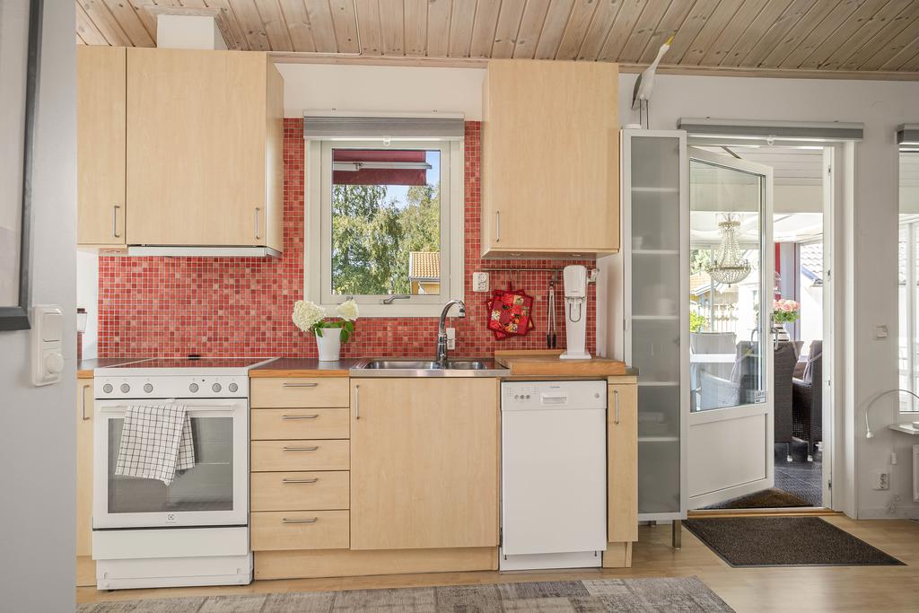 Ljust kök med bra arbetsytor.