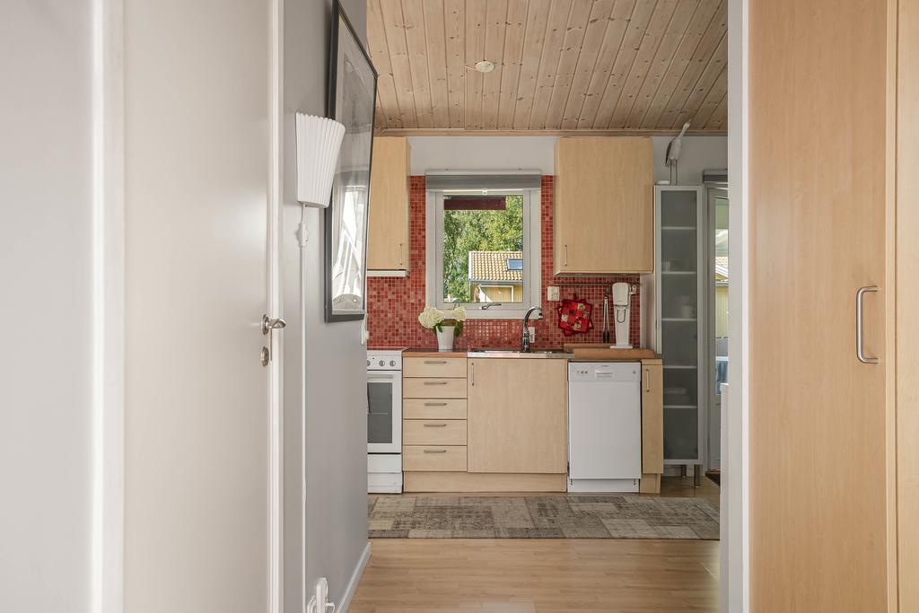 Välkomnande hall med plats för förvaring.