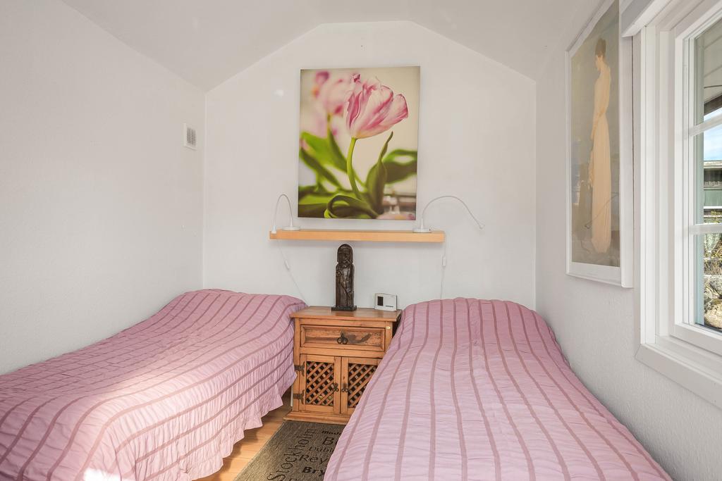 Sovrum med plats för två bäddar.