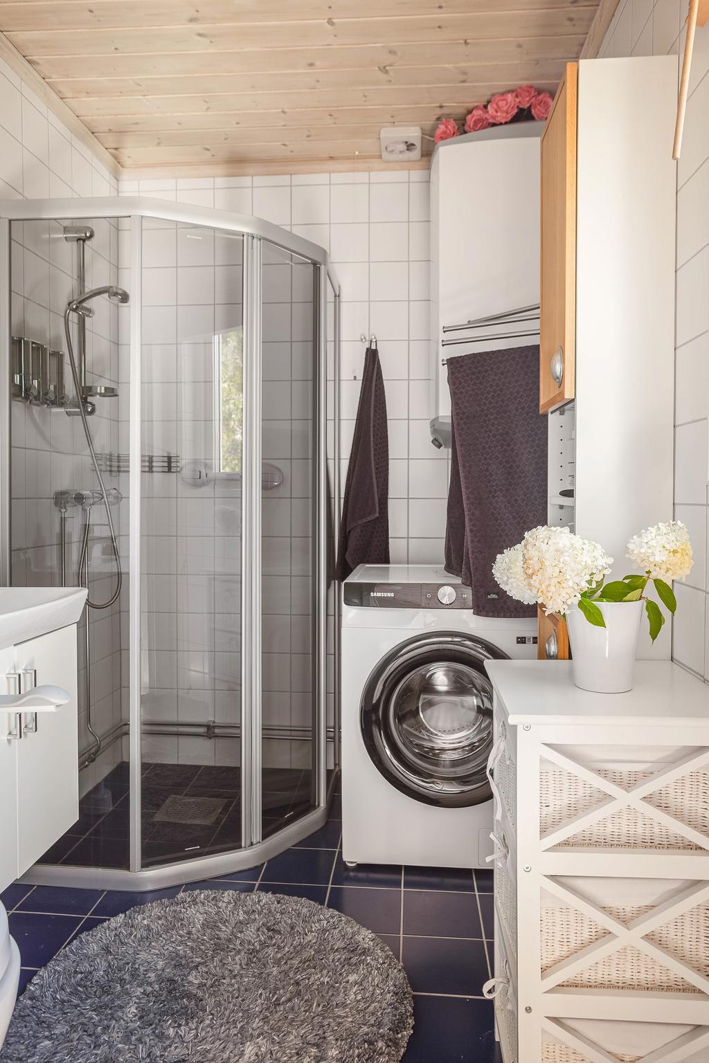 Helkaklat badrum med dusch.