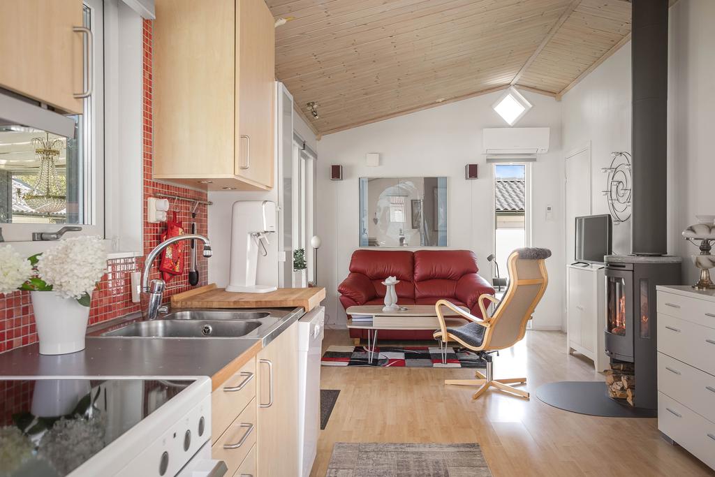 Öppen planlösning mellan kök och vardagsrum.