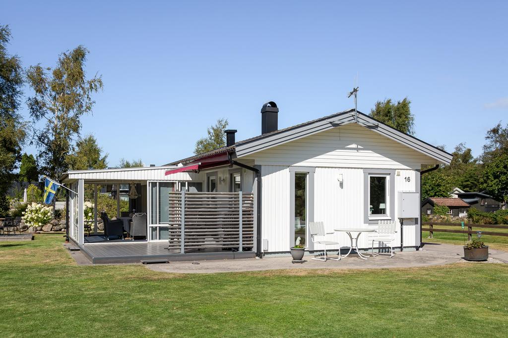 Baksidan av huset med altan.