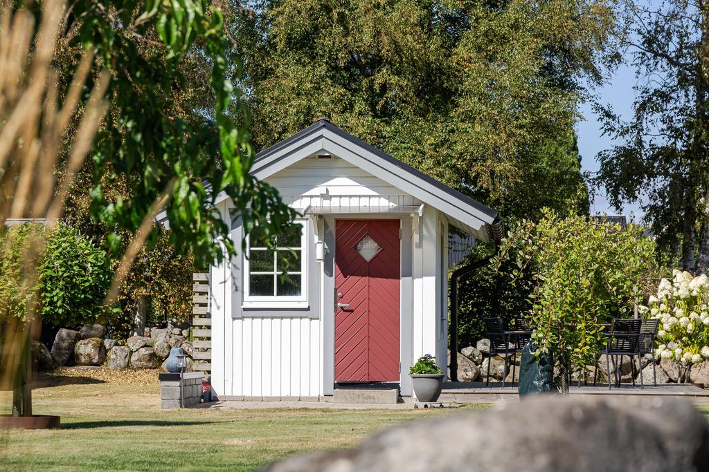 Charmigt gästhus/förråd på tomten.