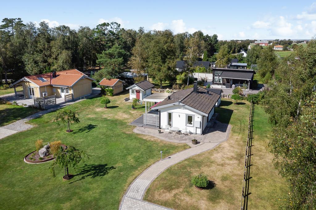 Fastigheten ligger i ett lugnt och trevligt område.