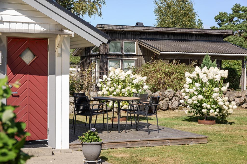 Fristående gäststuga med goda förvaringsmöjligheter.