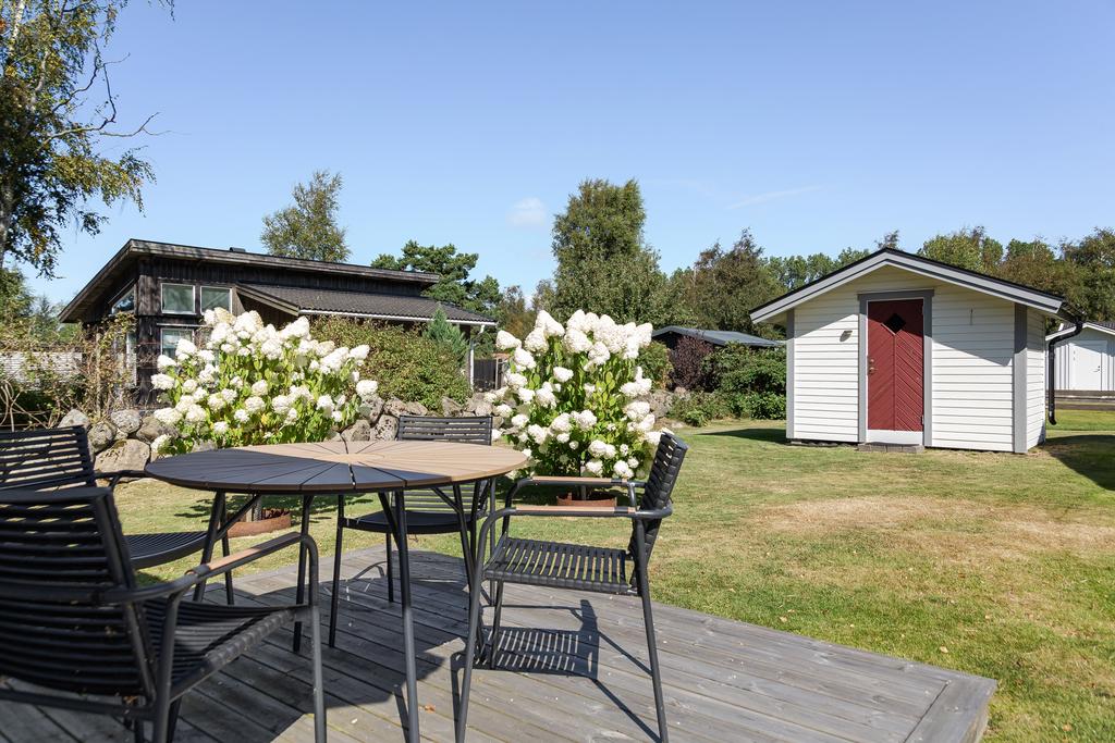 Altan med plats för utemöbler och härliga stunder intill gäststuga.