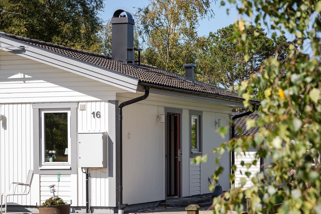 Entré med vit fasad och klassiska linjer.