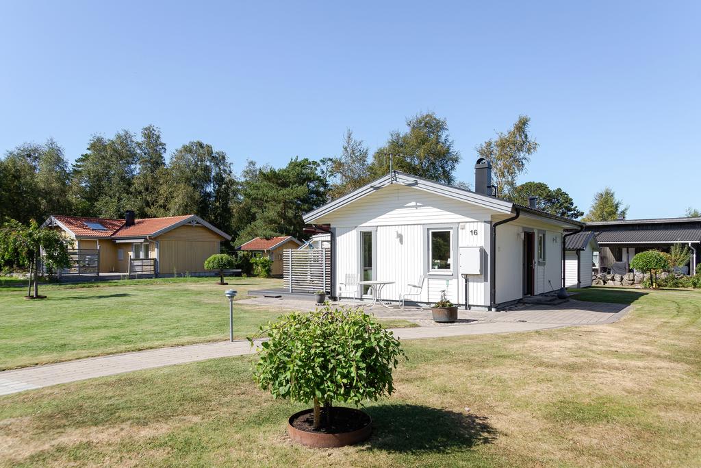 Framsidan av huset med stor gräsmatta.