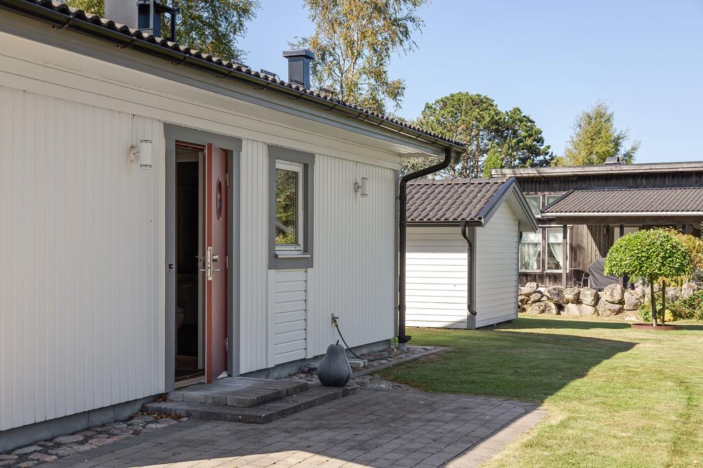 Praktisk ingång med stenlagd uteplats.