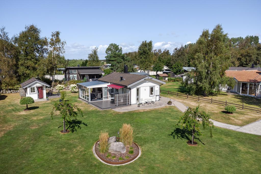 Huset sett från ovan med trädgård och omgivning.