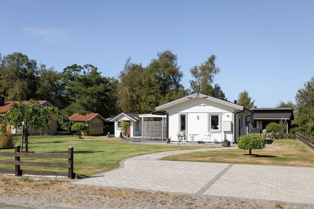 Infart med plats för bilparkering.