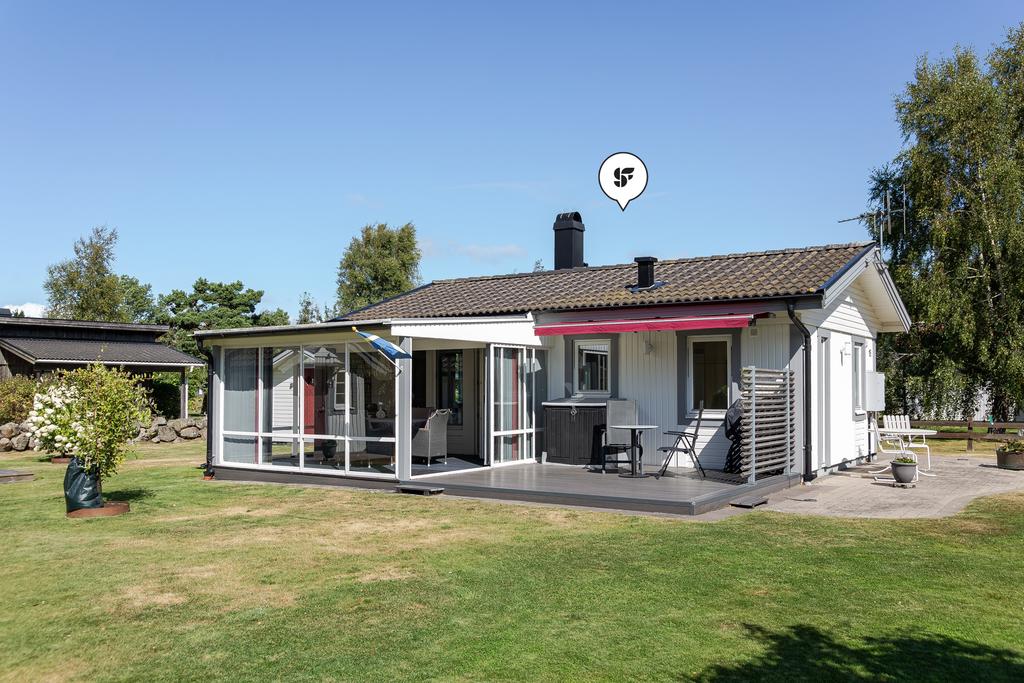 Välkommen till ett charmigt hus med fina detaljer och välskött trädgård.