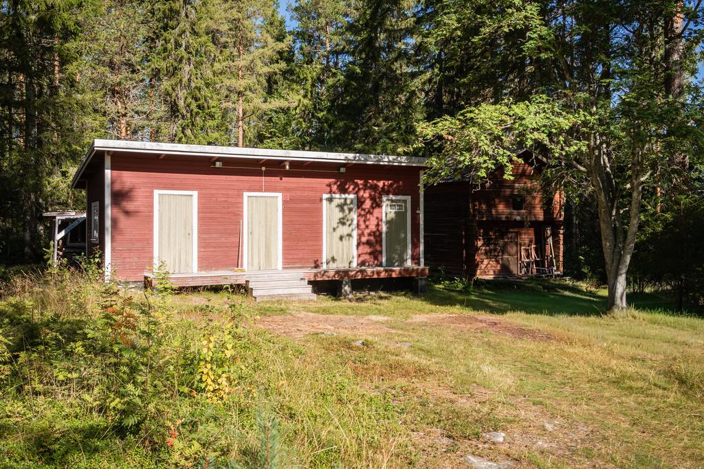 Uthus med snickarbod, förråd, vedbod och utedass. Härbre intill.