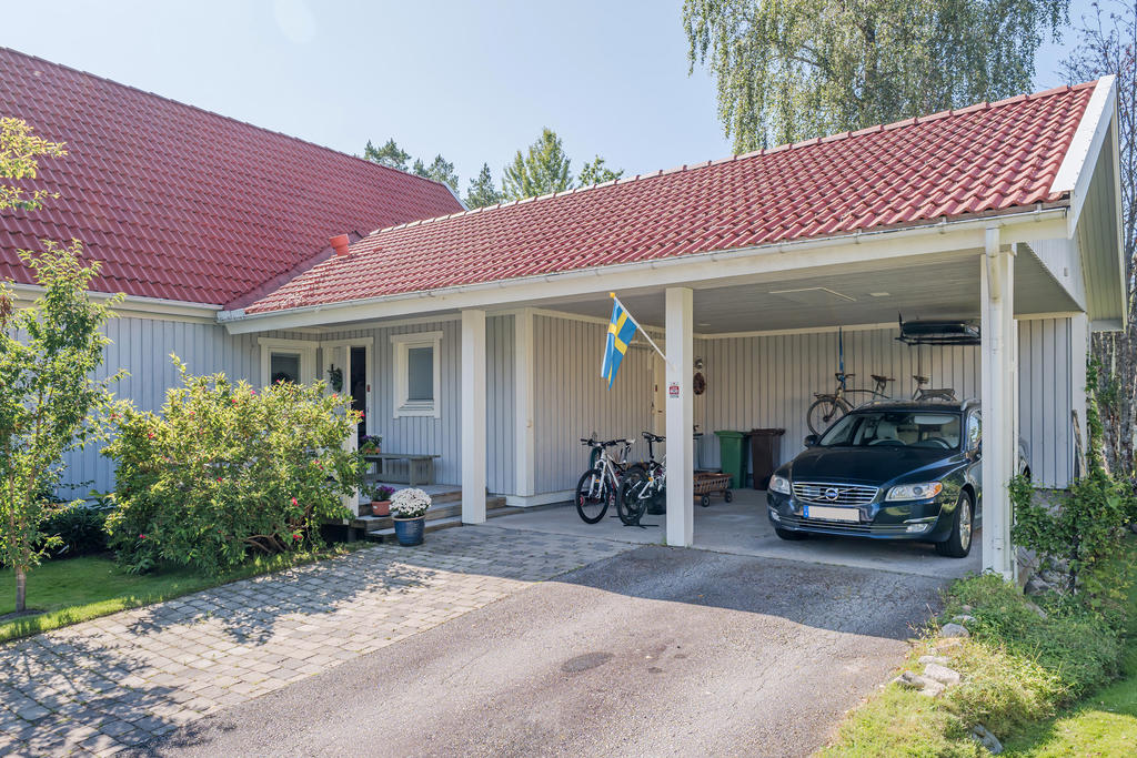 Stor uppfart samt carport för bilar och cycklar.