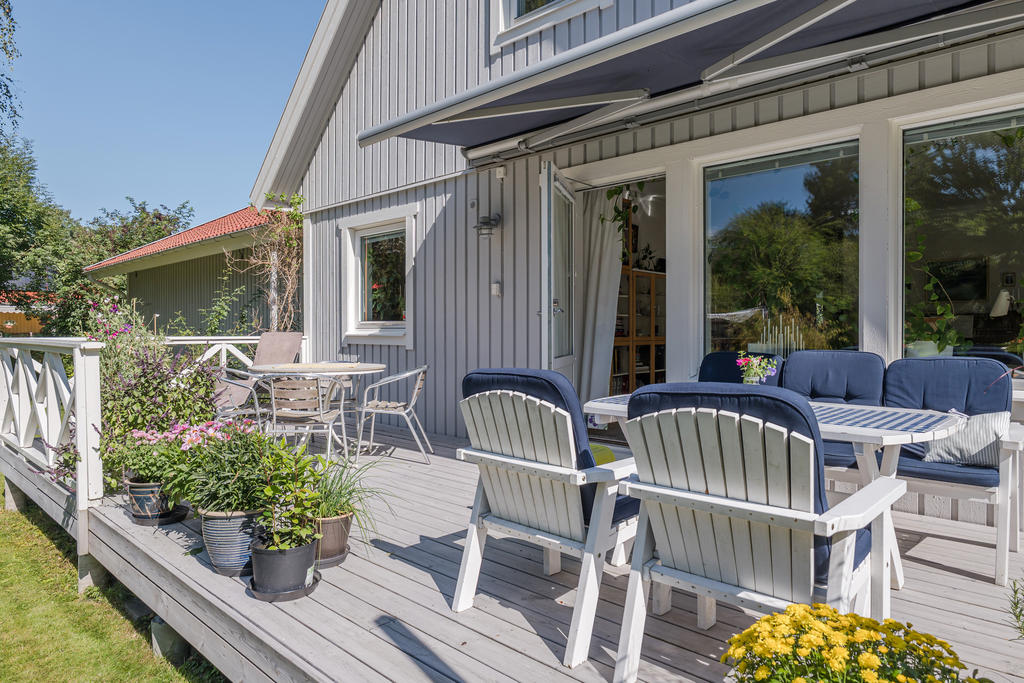 Gott om plats för utemöbler och grill.