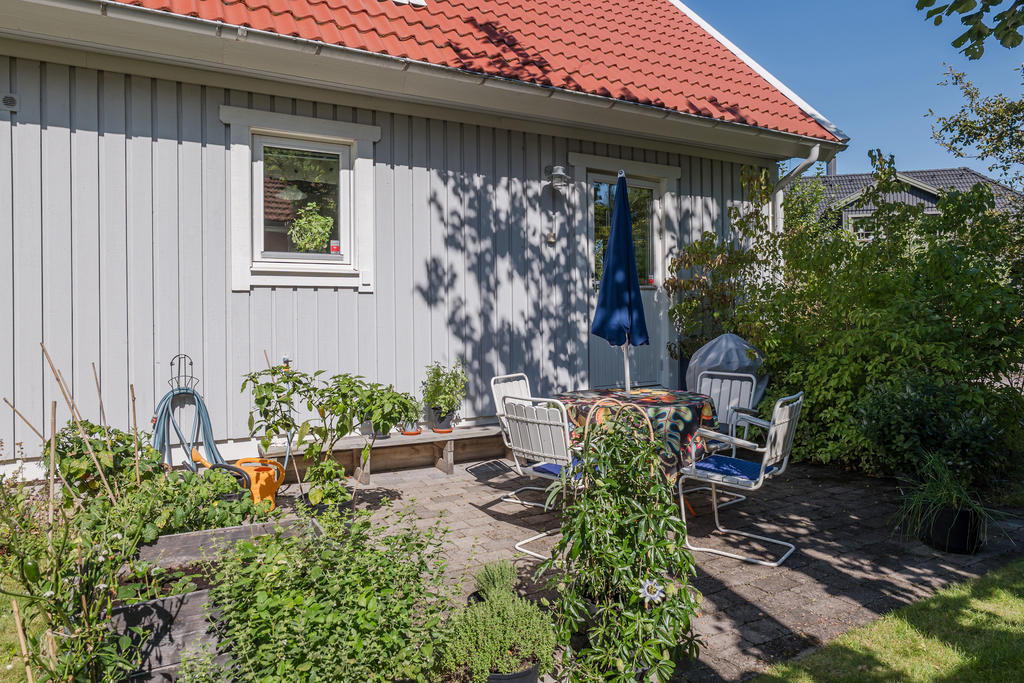Odlingar utanför köket och en insynsskyddad uteplats.