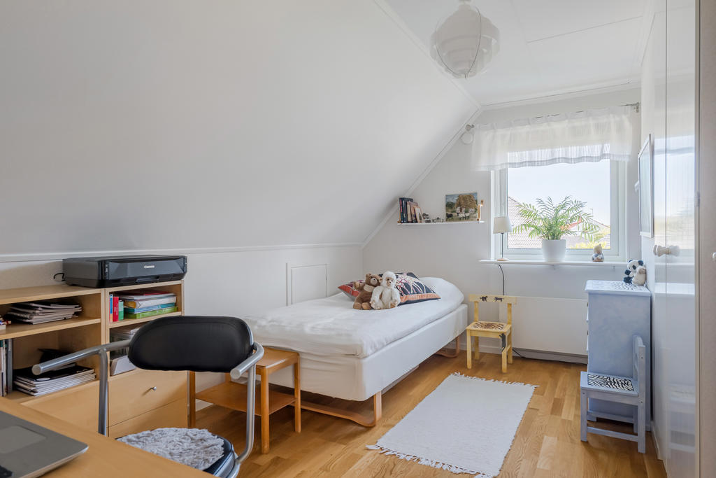 Sovrum 2 med plats för säng och skrivbord.