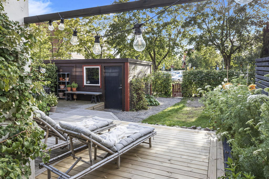 Härlig baksida och trädgård