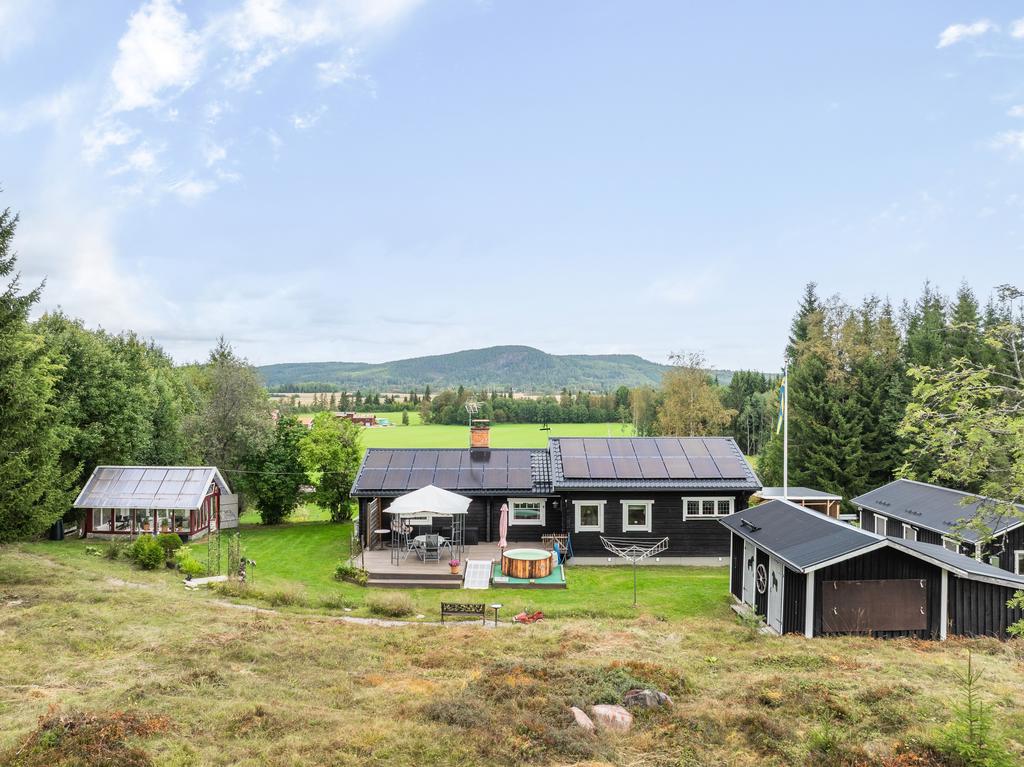 Trädgårdssidan och utsikten mot Djurmo Klack