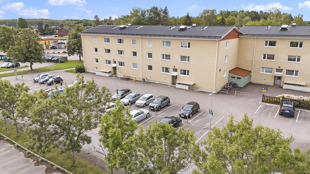 Entrésidan med parkeringar 