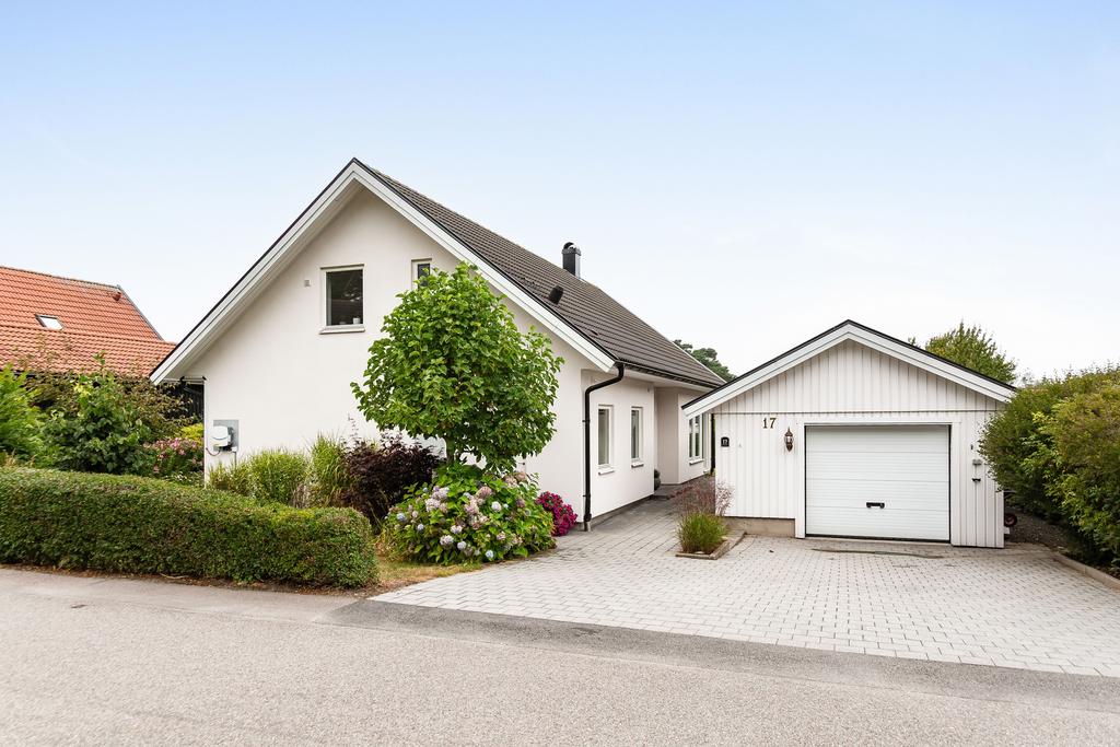 Stenlagd uppfart - fristående garage