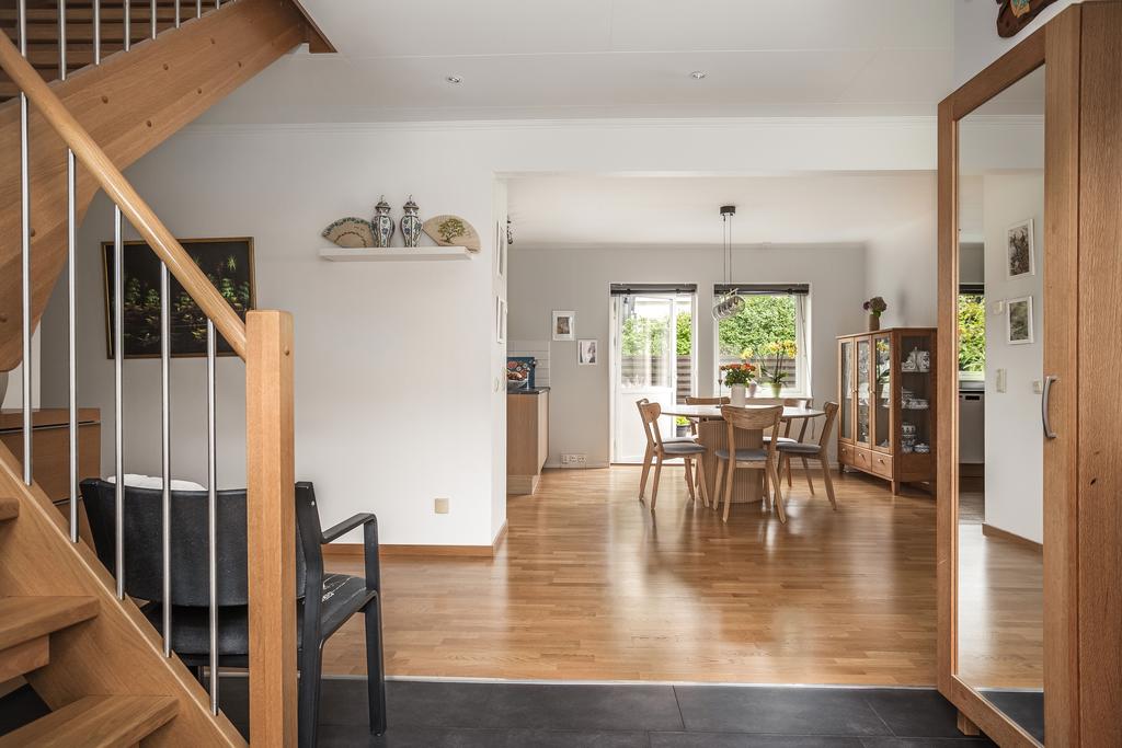 Entréhall mot matplatsen