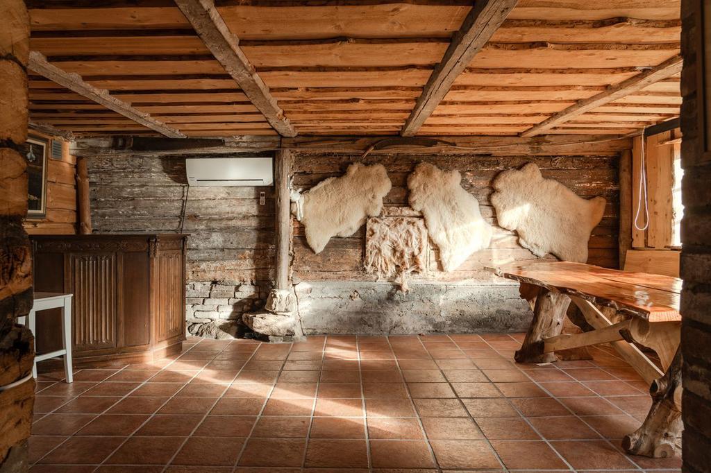 Gillestuga med brödugn i väggen — med fokus på att få fram den rustika, charmiga och hemtrevliga känslan: