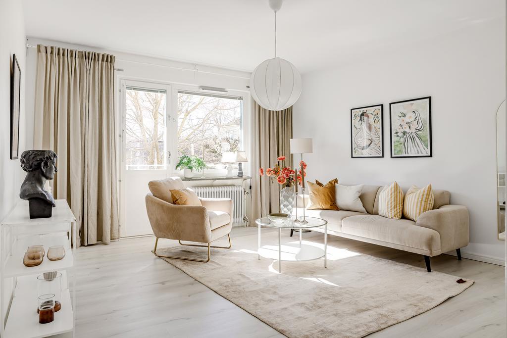 Vardagsrum med plats för både soffa och matbord. 