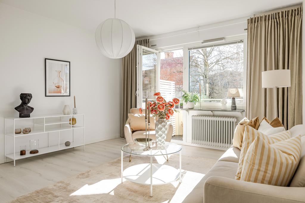 Perfekt läge bara en halv trappa upp men utan insyn. 