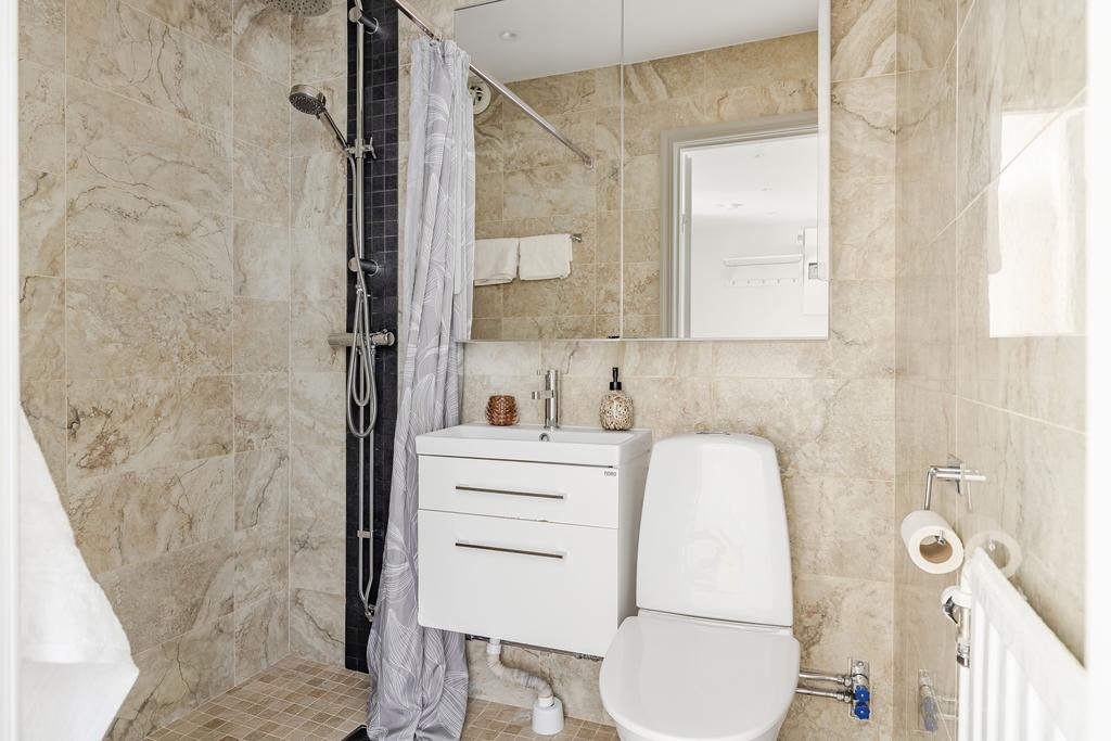 Fint renoverat duschrum med golvvärme och infällda spotlights i taket. 