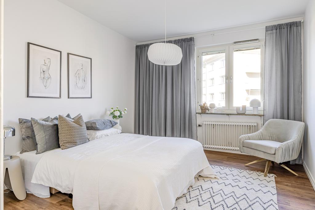 Rymligt sovrum med två inbyggda garderober och plats för fler. 