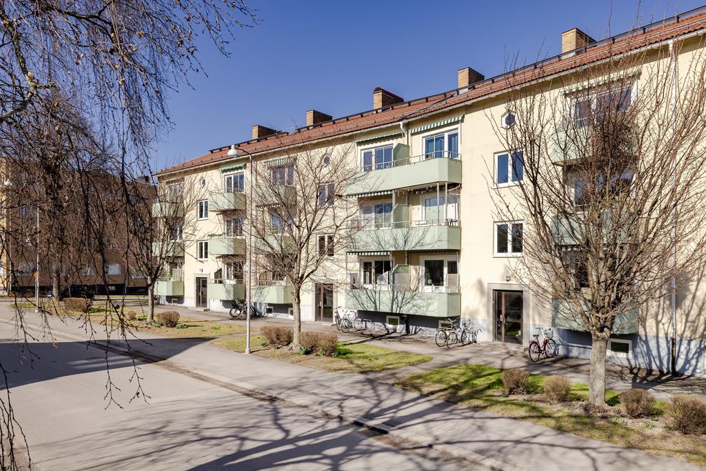 Mycket välskött HSB-förening där värme, vatten, tv, bredband, bostadsrättstillägg och fast kostn el ingår i avgiften. 