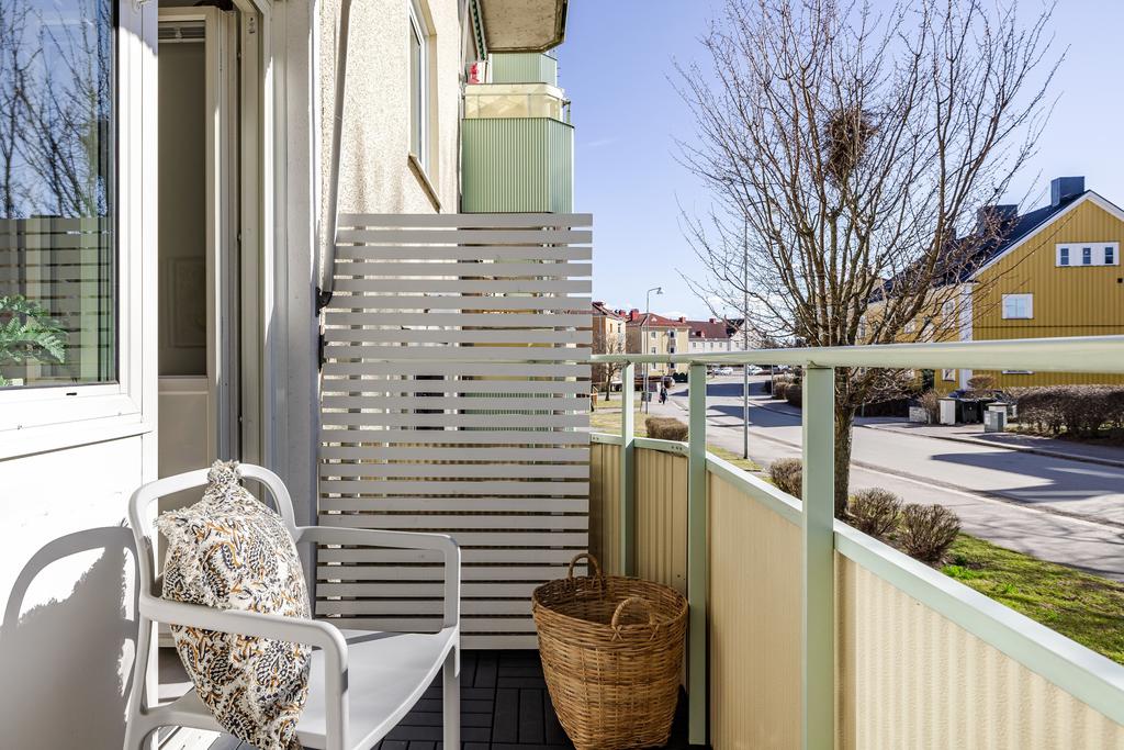 Balkong har trall och markis.