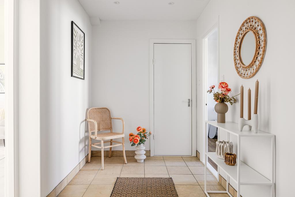 Möblerbar hall med klinkergolv och infällda spotlights i taket. 