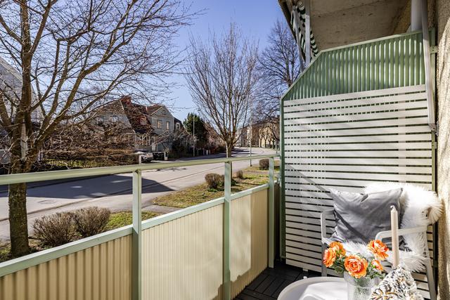 Härlig balkong med lugnt läge och utsikt mot Oxelbergens villakvarter. 