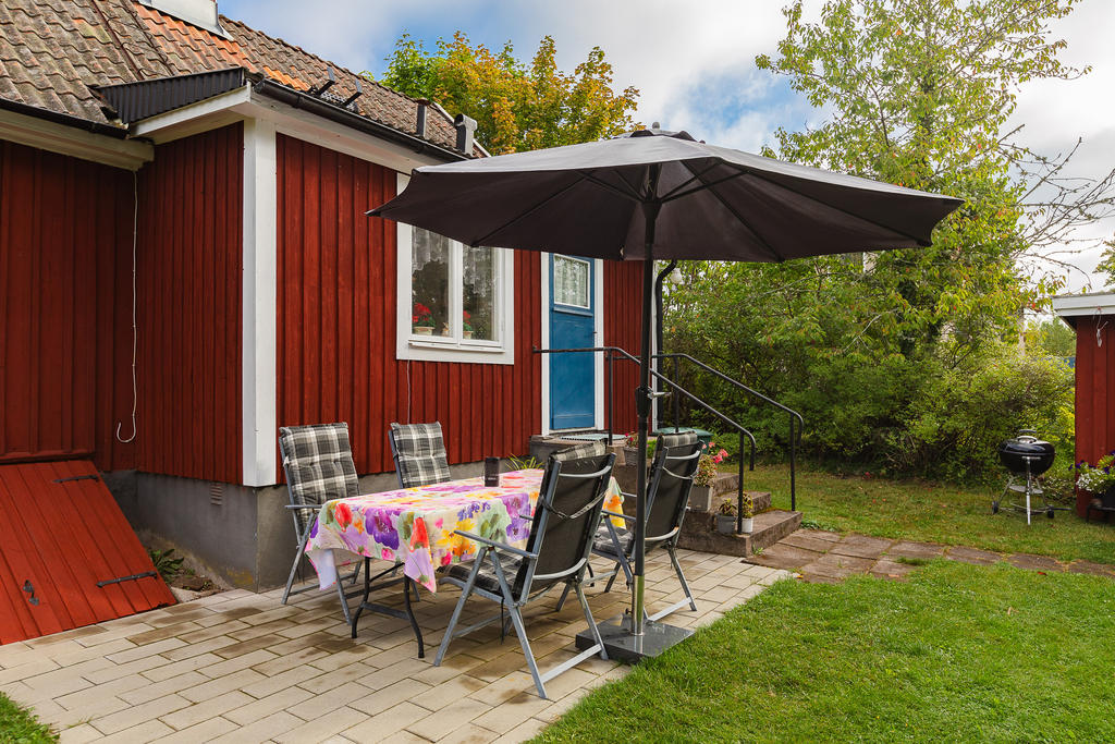 Parasoll och utemöbler inkluderat