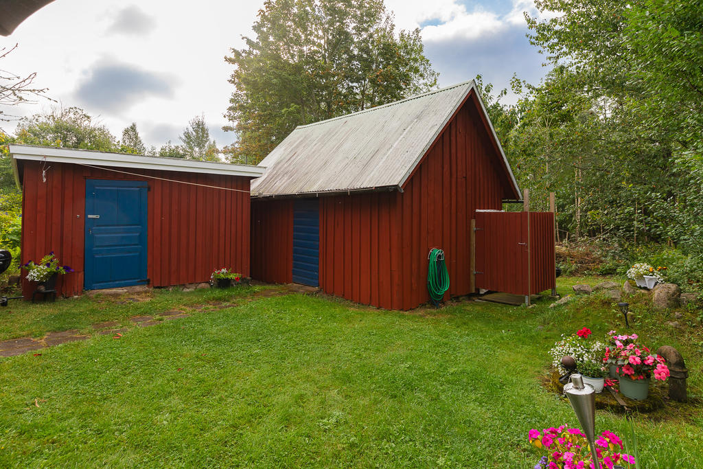 Två förrådsbyggnader samt uteduschbås