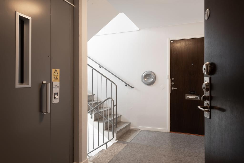 Hiss i trapphuset som tar dig hela vägen till garage/tvättstuga
