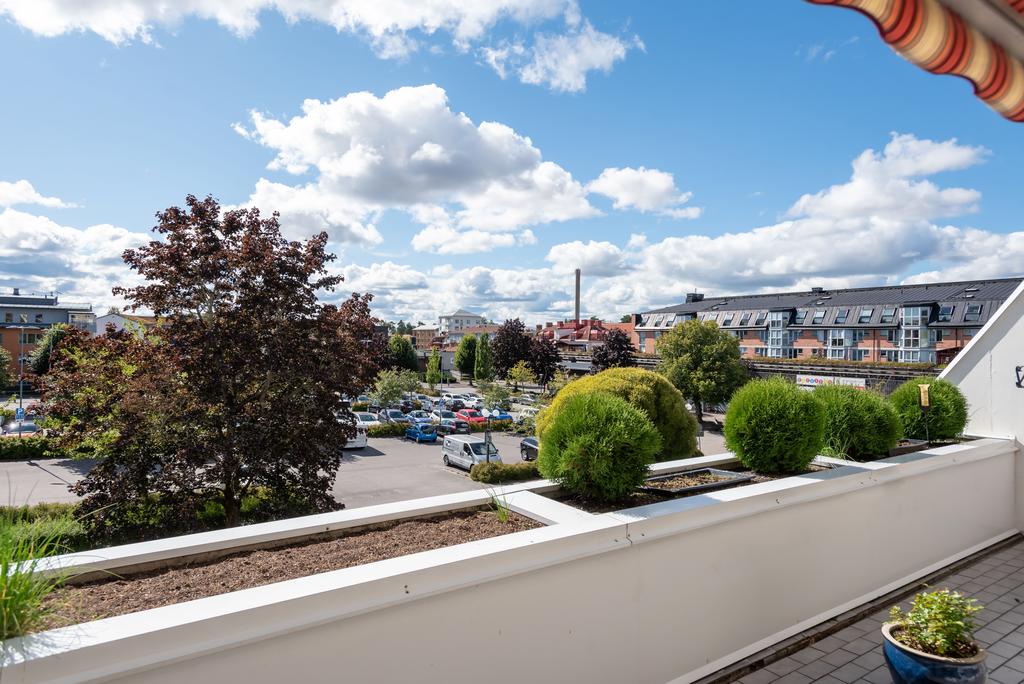 Terrass med markis, klinker och odlingslådor