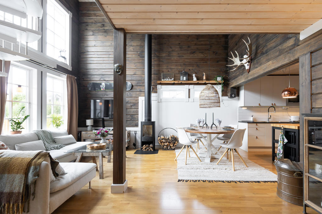 En bostad med inbjudande "Ski-Lodge" känsla och generös takhöjd
