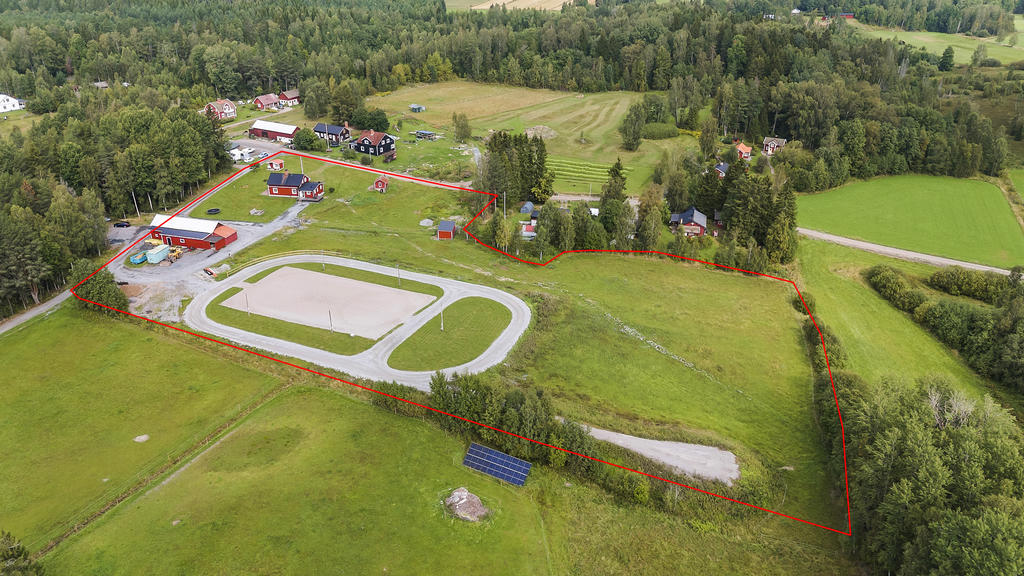 Gårdsbild med fastighetsgräns