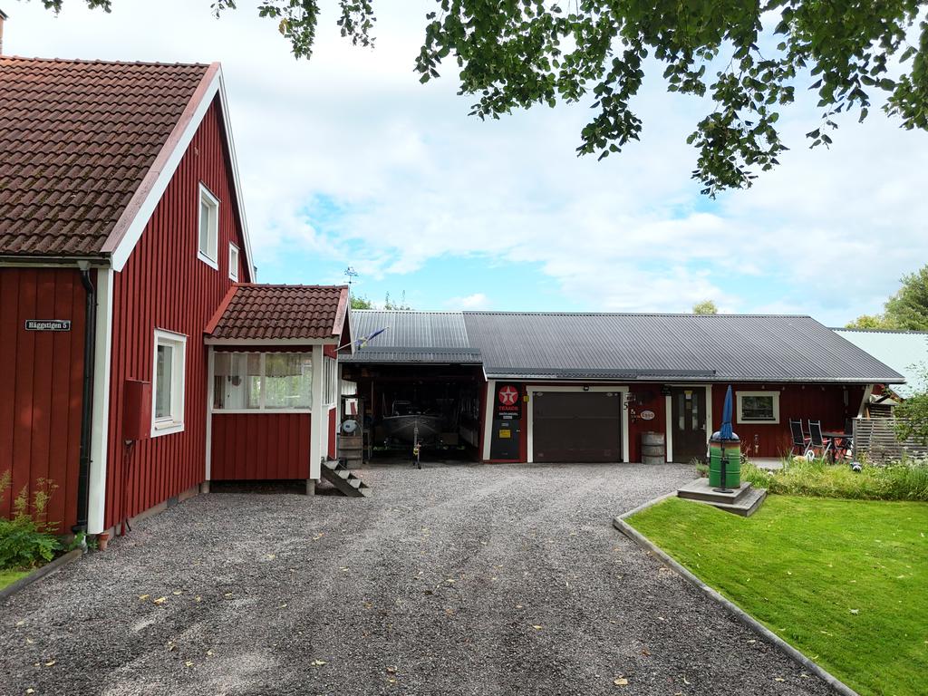 Carport och dubbelgarage med en port