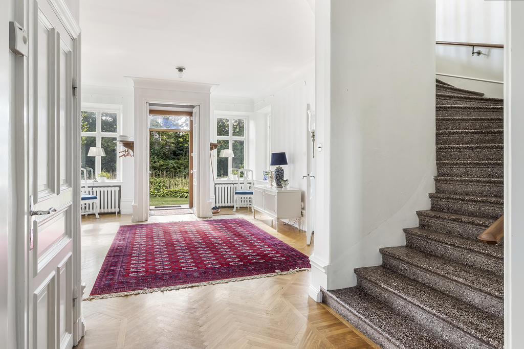 Inre hall med trapp till övre plan