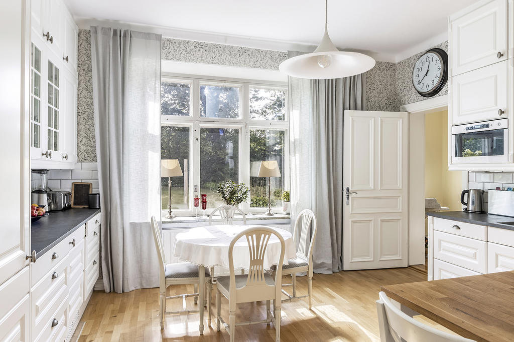 Kök med plats för matbord