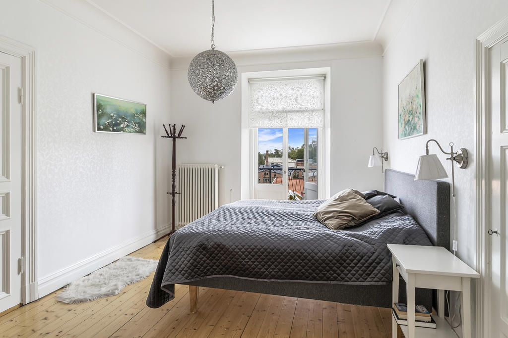 Sovrum 1 med balkong