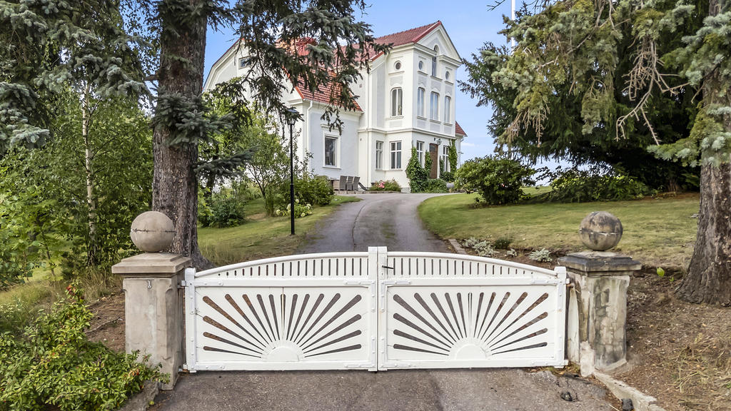 Vackra grindar vid entré