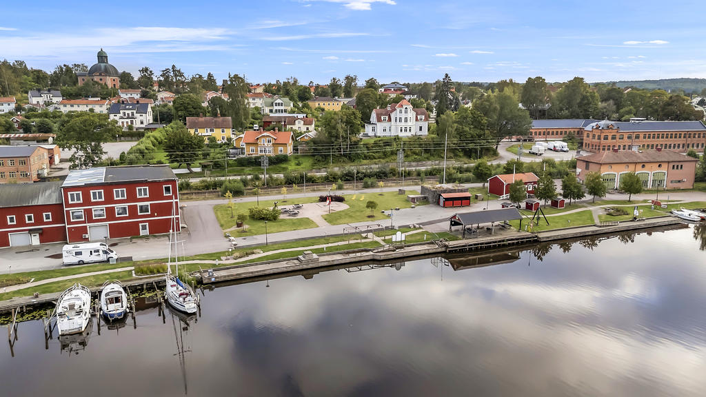 Med utsikt mot Kungsörs gästhamn och båtliv