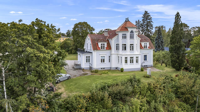 Tornhus mot Mälarens vatten
